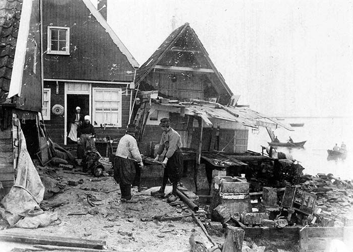 Marken werd misschien wel het zwaarst getroffen door de Watersnoodramp van 1916. Na de watersnood (1916). Bron: Noord-Hollands Archief (PD)