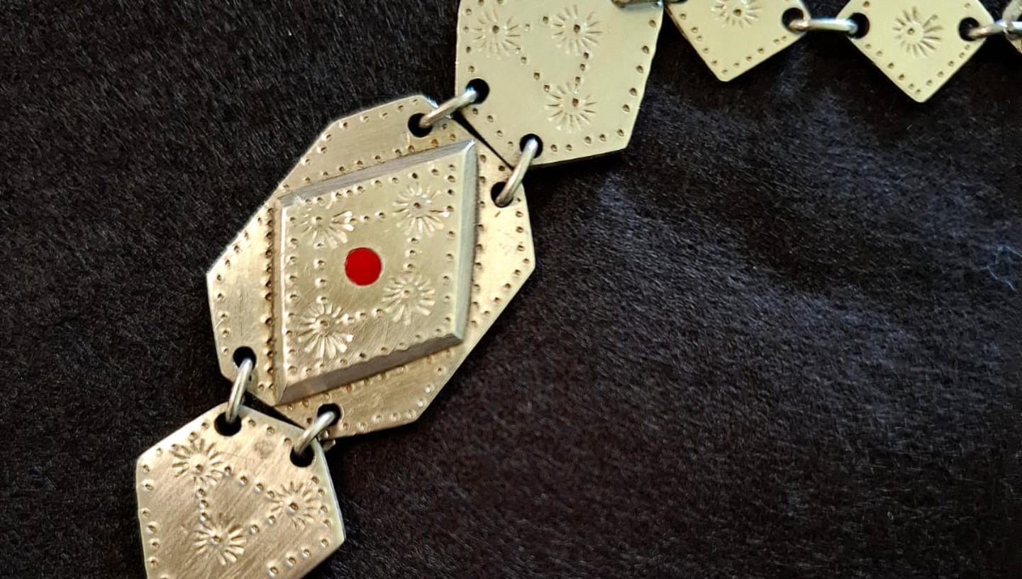 In het nieuws: Een codeermachine, schakelarmband en tankversperring uit de Tweede Wereldoorlog