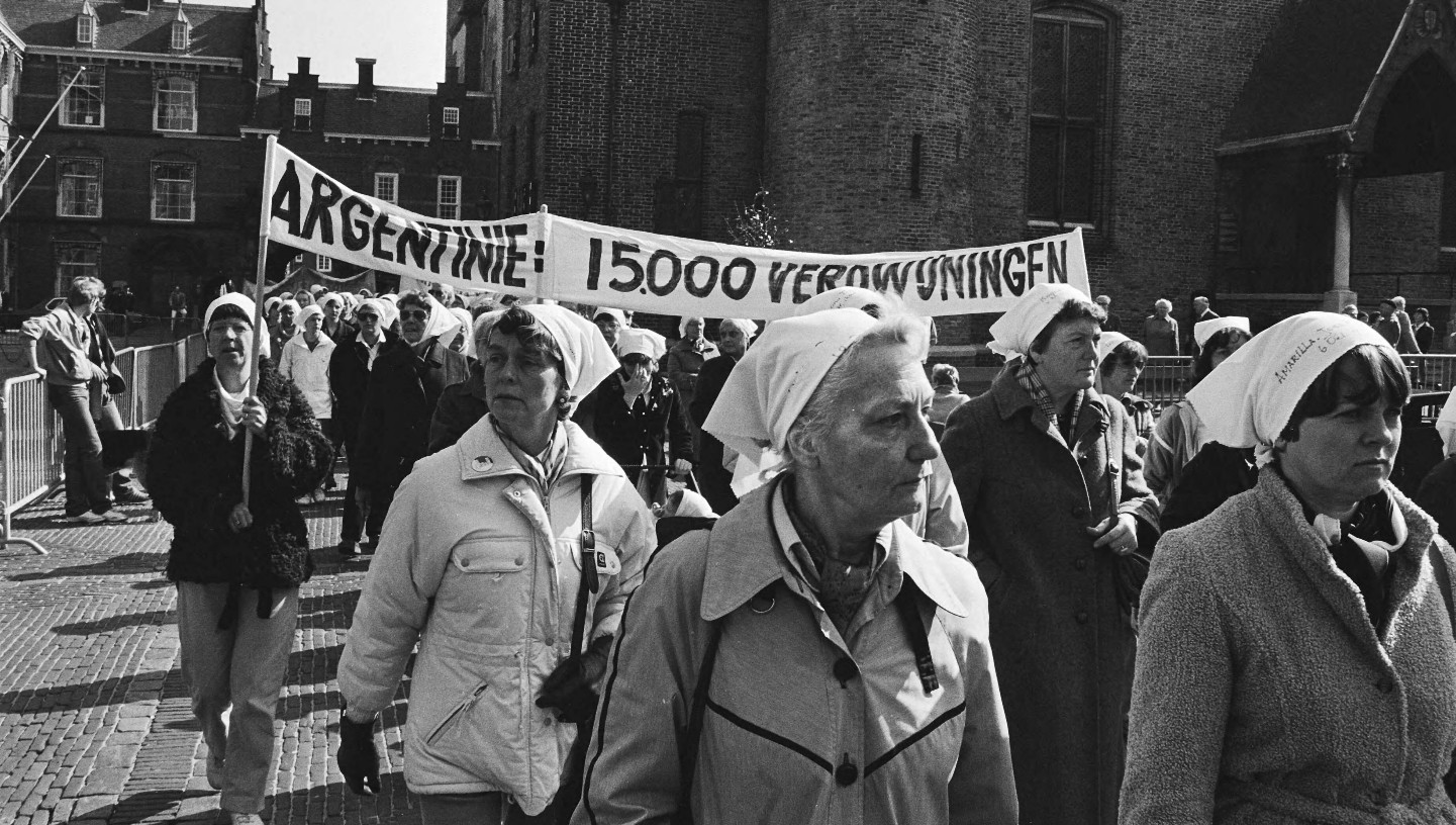 De Dwaze Moeders in opstand tegen de junta