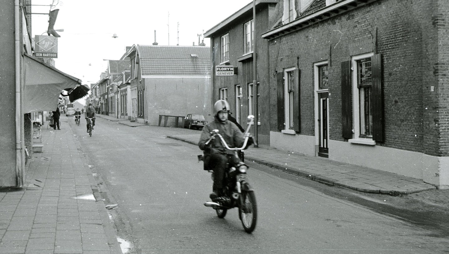De helmplicht van 1975: 'haarverwarrend' en 'cultuurverarmend' maar wel een stuk veiliger