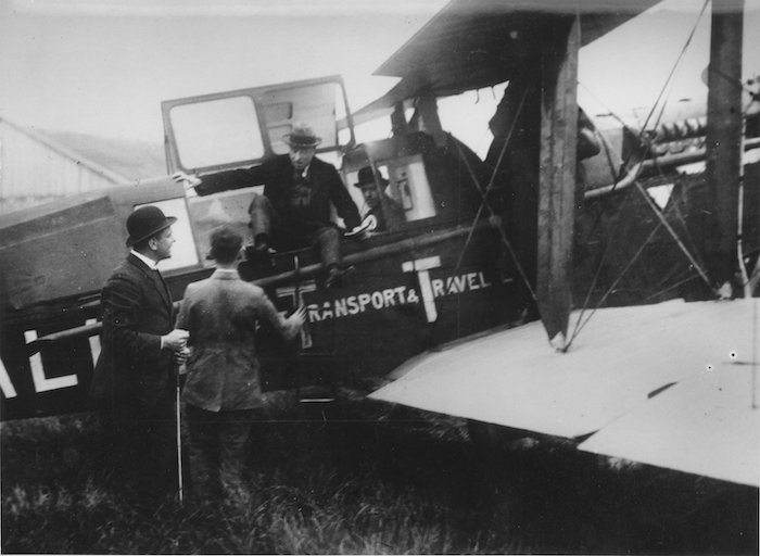 De Britse journalisten O’Brien en Rhodes zijn de eerste passagiers van de KLM. Hier komen ze op 1917 aan op Schiphol. Onbekende fotograaf, Aankomst eerste passagiers (1920). Bron: Stadsarchief Amsterdam (CC0)