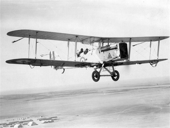 De DH.9A had plaats voor twee passagiers, in de open lucht. Onbekende fotograaf, Airco D.H.9A (jaartal onbekend). Bron: Wikimedia Commons (CC0)