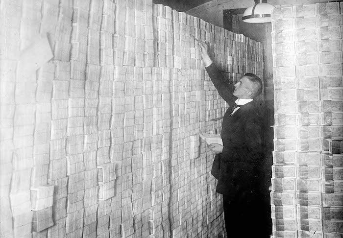 Stapels biljetten in een Duitse bank. Bain News Service, In a Berlin Bank (ca. 1923). Bron: Wikimedia Commons (PD)