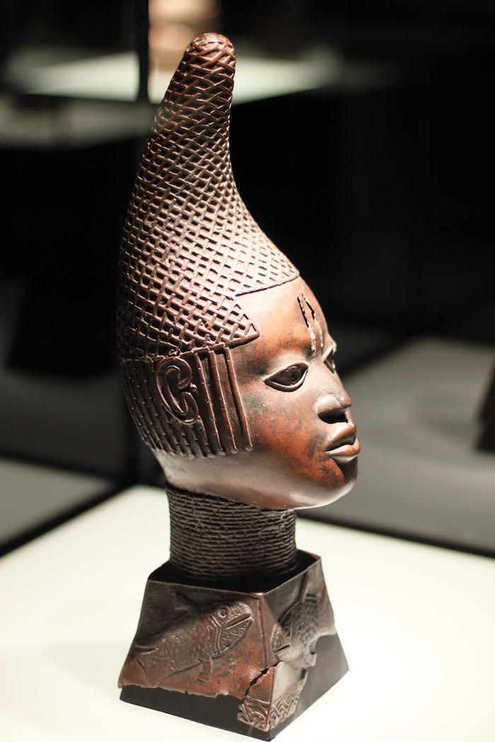 Een van de Benin-beelden in Duitsland is dit 16de-eeuwse hoofd van ioyba, koningin van Benin. Bin im Garten, Gedenkkopf einer Königinmutter ioyba (2011). Bron: Wikimedia Commons
