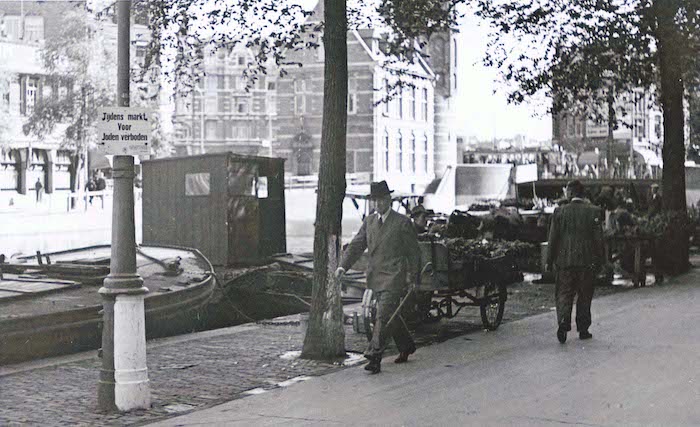 Verbodsbord op de Amsterdamse bloemenmarkt aan het Singel omstreeks mei 1941. (Stadsarchief Amsterdam)