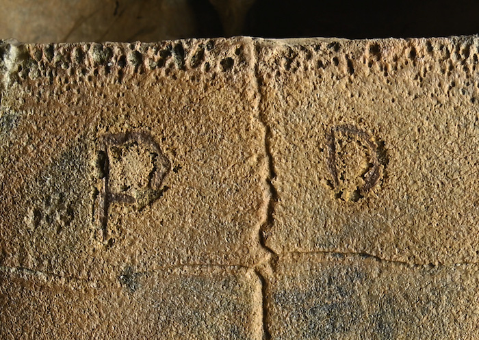 De ingekraste letters ‘P’ en ‘D’. © Archeologie West-Friesland 