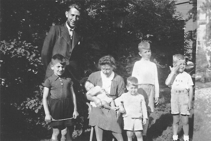 Salo (links) met zijn onderduikfamilie Valk in Westzaan, zomer 1943. © Privé-archief Hans Valk