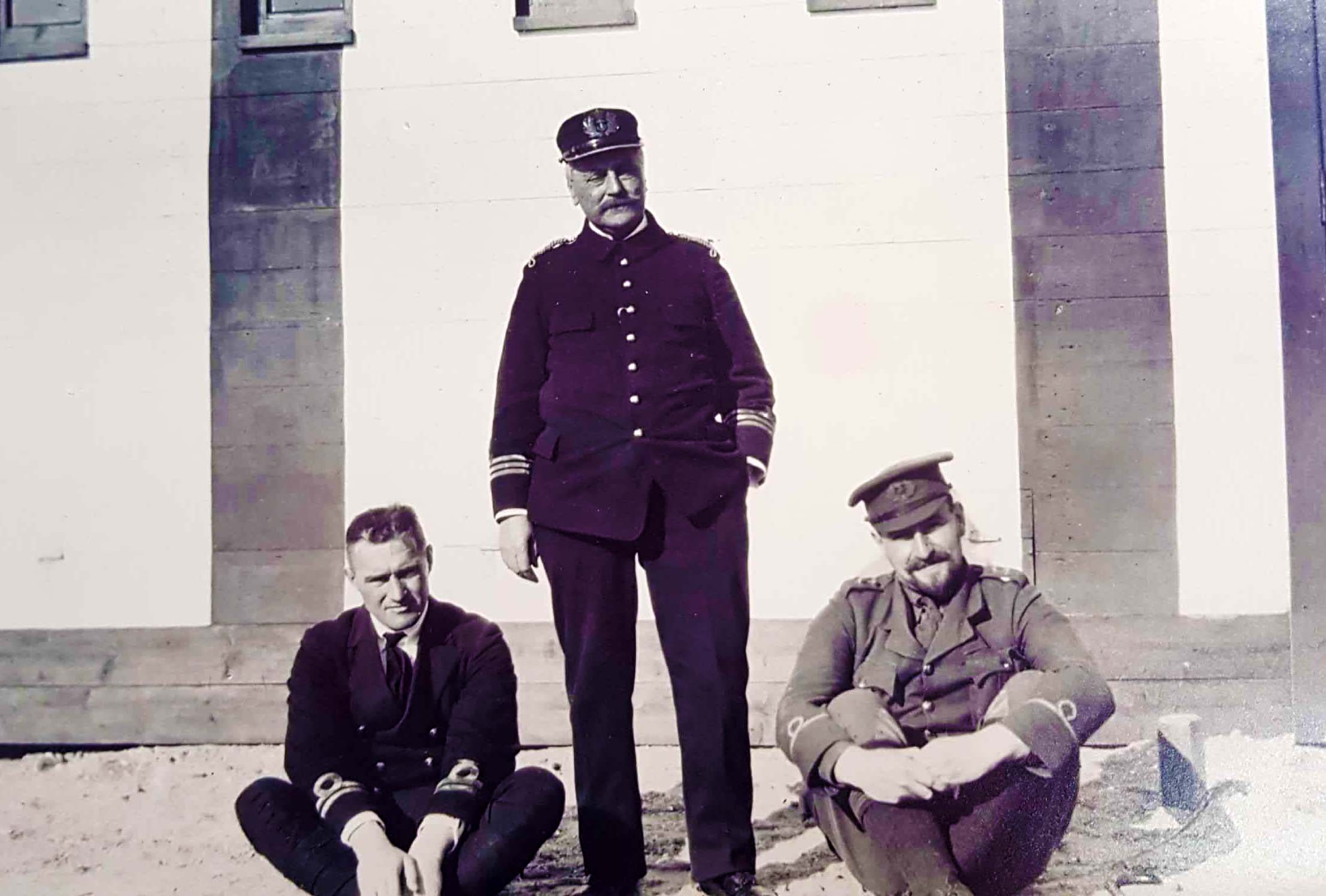 De Ierse piloot Thomas Rainey (links), luitenantkolonel Vreedenburg en de Engelse luitenant Hugh May Fixsen voor de interneringsbarak voor vluchtgevaarlijke officieren op Urk, 1915.