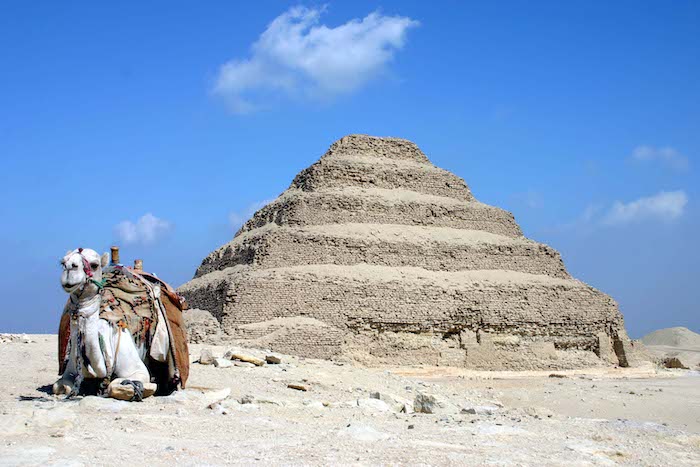Charles J. Sharp, The stepped pyramid at Saqqara (2005). Bron: Wikimedia Commons (CC BY-SA 3.0)