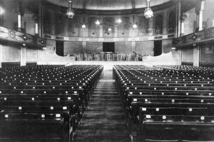 Onbekende fotograaf, Concertzaal van het Gebouw Tivoli (ca. 1915). Bron: Het Utrechts Archief (76956)