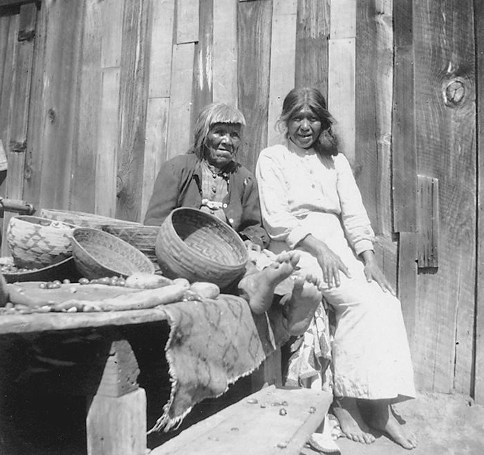 Detail van Photograph with text showing a Chuckachancy woman preparing acorns for grinding 296297 (ca. 1920). Bron- National Archives and Records Administration