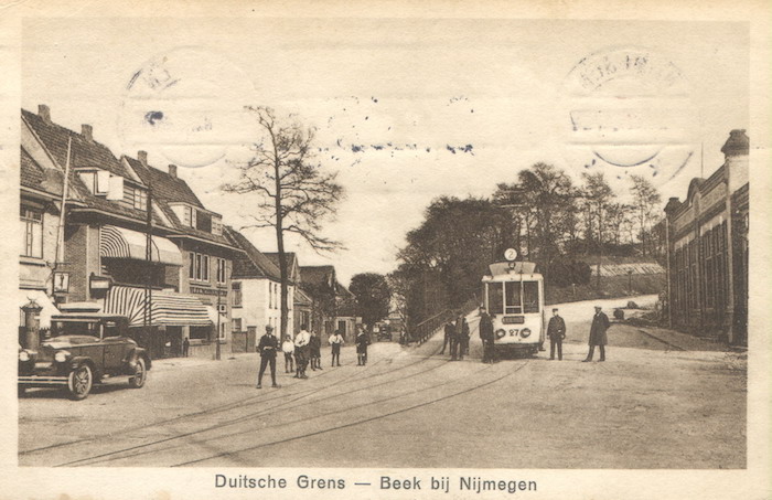 Spansier werd al in 1933 opgepakt, toen hij in deze tram de grens tussen Nederland en Duitsland over ging. Grensovergang in Beek in de jaren 30. Bron: Regionaal Archief Nijmegen