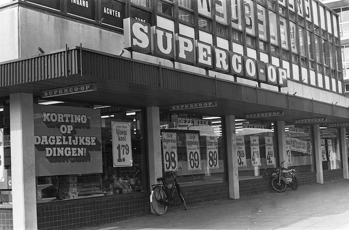 De Nederlandse supermarktketen COOP is misschien wel de bekendste coöperatie van Nederland. Hans Peters, Exterieur supermarkt van CO-OP (23 maart 1973). Bron: Nationaal Archief/Fotocollectie Anefo