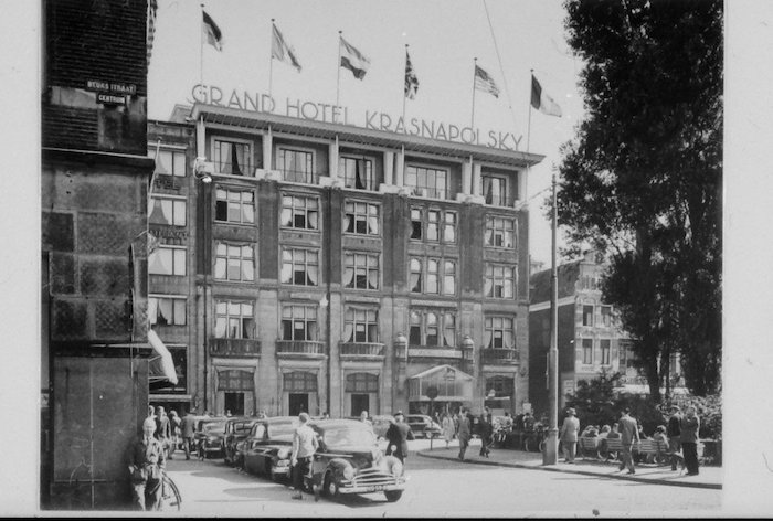 Onbekende fotograaf, Hotel Krasnapolsky gezien vanuit de Berusstraat (ca. 1953). Bron: Stadsarchief Amsterdam
