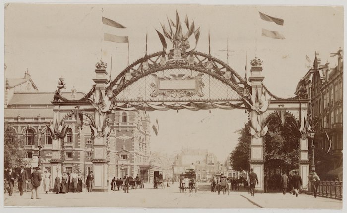 Voor de inhuldiging van koningin Wilhelmina in 1898 was de hele stad versierd met poorten, zoals deze bij de Singelgracht. Onbekende fotograaf, Inhuldiging koningin Wilhelmnina (1898). Bron: Stadsarchief Amsterdam (OSIM00001005751)