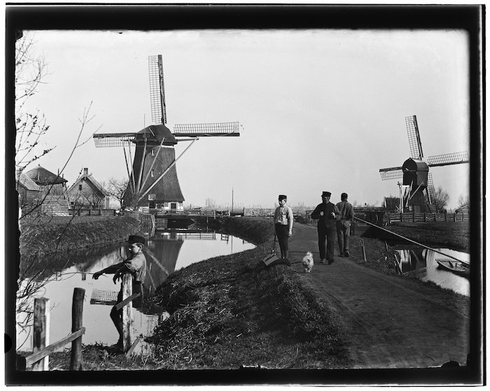Fotograaf Jacob Olie verliet de stad vaak met zijn zonen: lekker natuur in. Jacob Olie, Molens aan de Vecht in Zuilen (27 maart 1894). Bron: Stadsarchief Amsterdam (40073948)