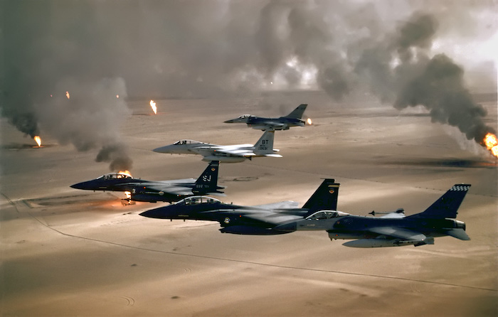Amerikaanse militaire toestellen boven brandende oliebronnen in Koeweit tijdens de Golfoorlog, 1991. (via Wikimedia Commons)