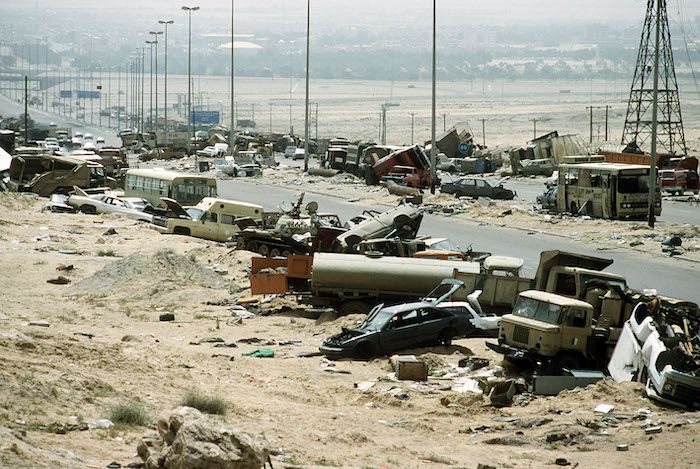 Verwoest konvooi waarmee terugtrekkende Iraakse militairen Koeweit hadden willen verlaten. De Amerikaanse luchtmacht beschoot het eerste en het laatste voertuig in de rij en bombardeerde vervolgens de rest, die geen kant op kon. Langs de ‘snelweg des doods’ werden zo duizenden Iraakse dienstplichtigen levend verkoold. De foto is van 18 april 1991. (via Wikimedia Commons)