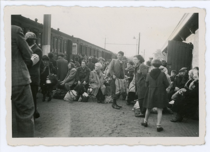Een groep Joden staat klaar om naar Westerbork te vertrekken. Vijf dagen later worden zij vermoord in Sobibór. Perron Vught (23 mei 1943). Foto: collectie Nationaal Monument Kamp Vught