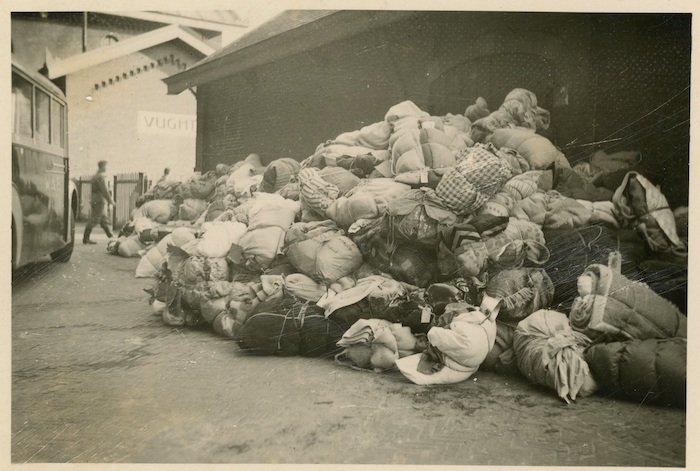 Stapel bagage bij het station Vught (23 mei 1943). Foto: collectie Nationaal Monument Kamp Vught