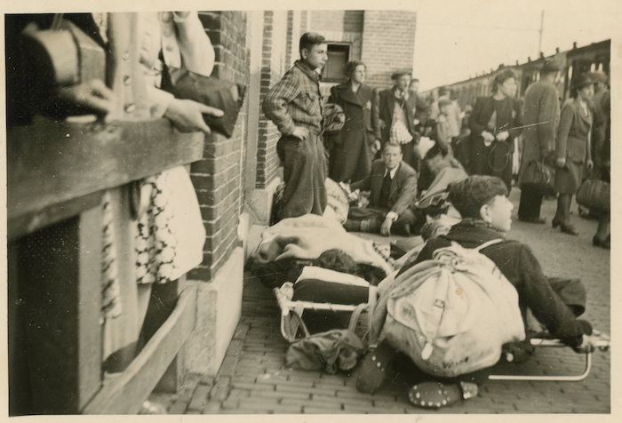 Tussen de mensen op het perron staan ook brancards met ernstig zieken. Wachtenden op het perron van Vught (23 mei 1943). Foto: collectie Nationaal Monument Kamp Vught