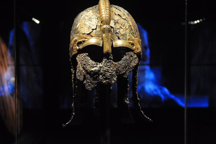 Een van de vondsten in de scheepsgraven van Valsgärde. Joe Mabel, Warrior helmet, Valsgärde boat grave 5, 7th century (2019). Bron: Wikimedia Commons (CC 4.0)