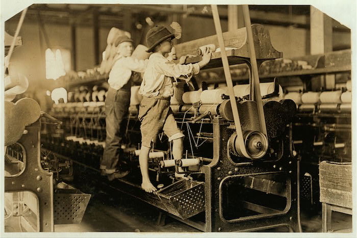 Owen kon nog niet zonder kinderarbeid. Hieraan kwam in de westerse wereld pas in de 20ste eeuw een eind. Lewis Hine, 488 Macon Bibb Mill No. 1 (19 januari 1909). Bron: Library of Congress