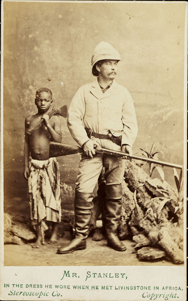 ‘Stanley in de kleding die hij droeg toen hij Livingstone ontmoette in Afrika.’ London Stereoscopic & Photographic Company, Carte-de-visite of Henry M. Stanley (1872). Bron: Wikimedia Commons (NKCR)