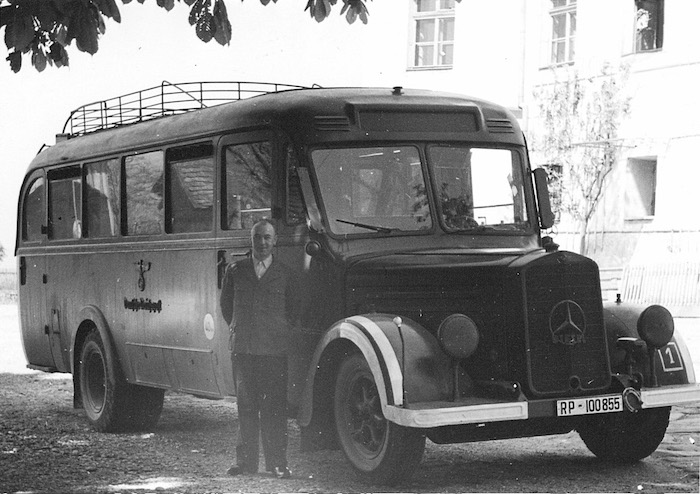 De bus die de gevangenen naar Hartheim bracht. Onbekende fotograaf, Abholungsbus mit Fahrer (ca. 1940). Bron- Wikimedia Commons (CC BY-SA 3.0)