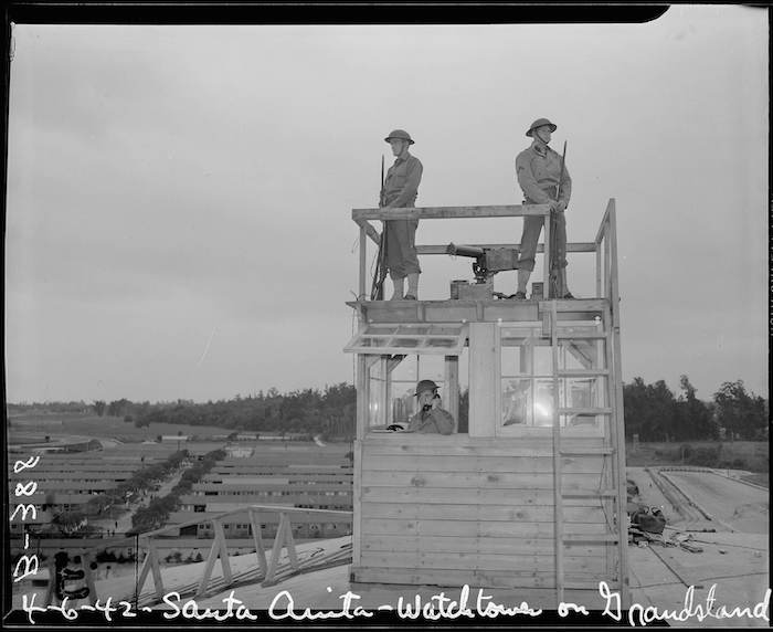Onbekende fotograaf, Arcadia, California. Military police on duty in watch-tower (1941). Bron: National Archives Washington (PD)