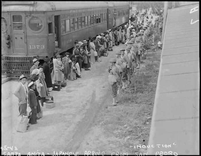 Onbekende fotograaf, Arcadia, California. Persons of Japanese ancestry arrive (1941). Bron: National Archives Washington (PD)