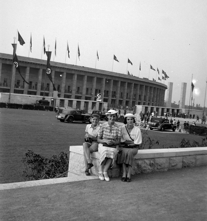 Hongaarse toeristen in Berlijn, bij het Olympisch Stadion waar twee jaar eerder olympische wedstrijden werden gehouden. Onbekende fotograaf, Olimpiai Stadion (1938). Bron: Wikimedia Commons (CC BY-SA 3.0)