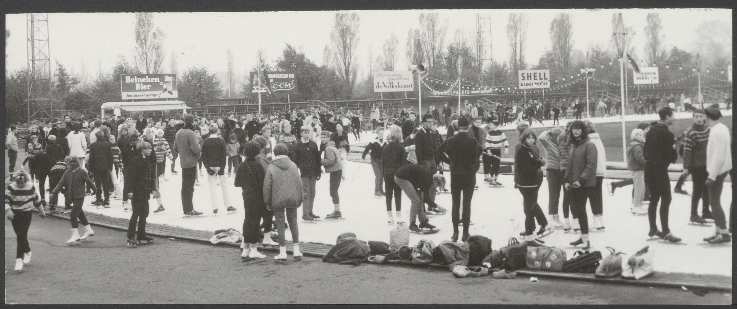 Onbekende fotograaf, Opening schaatsseizoen 1964-1965 op Jaap Edenbaan (1964). Bron: Stadsarchief Amsterdam (PD)