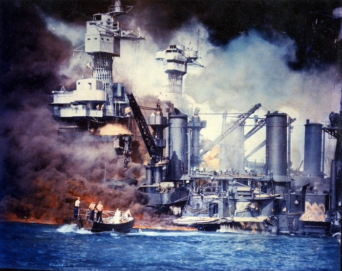 Onbekende fotograaf, Pearl Harbor Attack (1941). Bron: Naval History & Heritage Command (USA-C-5904)