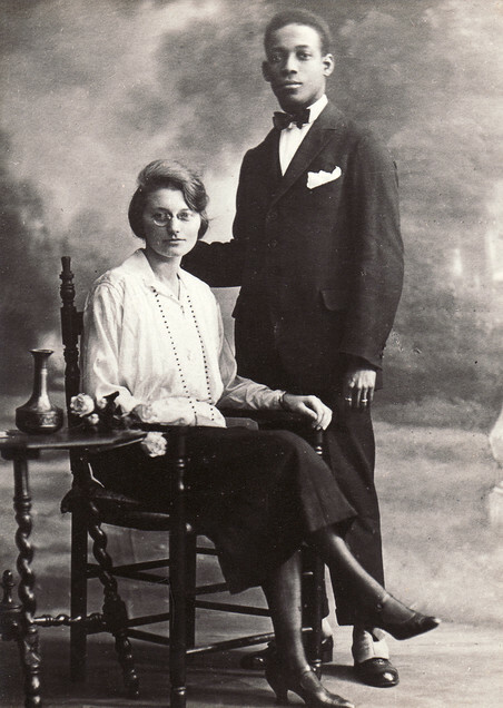 Onbekende fotograaf, Petronella (Nel) Borsboom en Anton de Kom (ca. 1926). Bron: Wikimedia Commons
