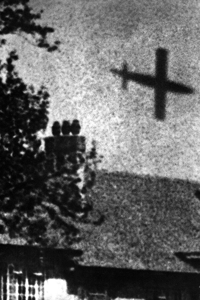 Een V1 boven Londen. Onbekende fotograaf, V1 in flight over London (1944). Bron: Wikimedia Commons (PD) 