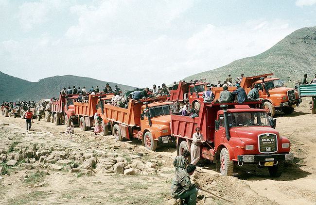 Koerdische vluchtelingen in Turkije tijdens de Golfoorlog. PHAN April Hatton, Kurdish refugees travel by truck in Turkey (1991). Bron: Wikimedia Commons (Public Domain)