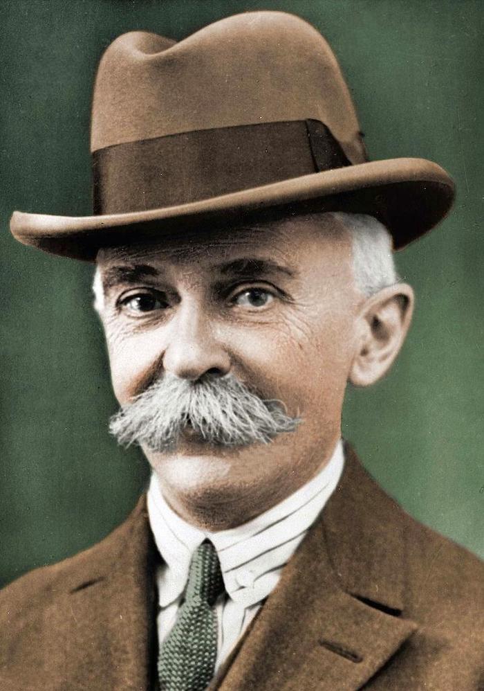 De vader van de moderne Spelen: Pierre de Coubertin. Onbekende fotograaf, Pierre de Coubertin (ca. 1925). Bron: Wikimedia Commons (CC-BY 3.0)