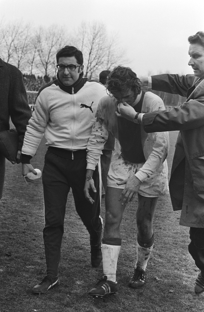 Salo Muller (met bril) als fysiotherapeut van Ajax, met een gewonde Johan Neeskens. Rob Croes (Anefo), Neeskes wordt gewond weggeleid door Salo Muller (1971). Bron: Nationaal Archief (CC0)