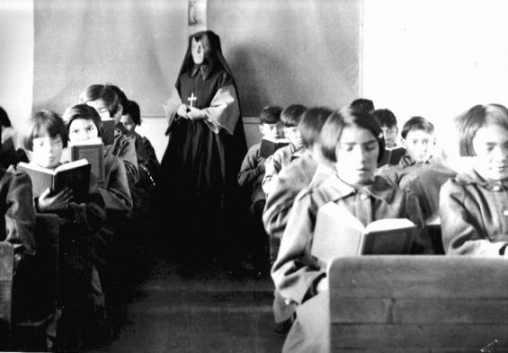 De meeste residential schools werden gerund door de katholieke kerk. Onbekende fotograaf, Students of Fort Albany Residential School (ca. 1945). Bron: Wikimedia Commons (CC0)