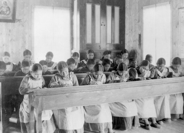 Onbekende fotograaf, Study period at Roman Catholic Indian Residential School (onbekende datum). Bron: Wikimedia Commons / Library and Archives Canada (PA-042133 / CC BY 2.0)