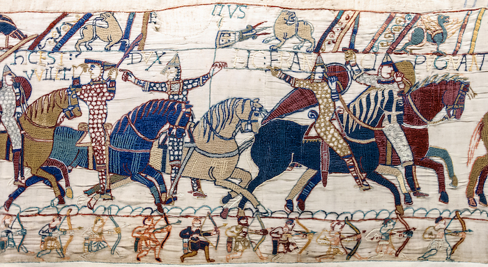 Een detail van het Tapijt van Bayeux. Je ziet hier ridders die de Slag bij Hastings uitvechten. Tapijt van Bayeux, Slagveld bij Hastings (1068). Bron: Wikimedia Commons