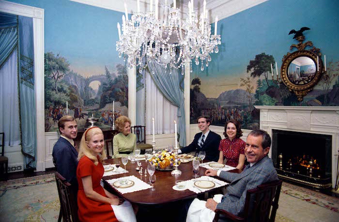 President Nixon aan tafel met zijn familie op de avond van de presidentsverkiezingen (1972). Bron: Wikimedia Commons