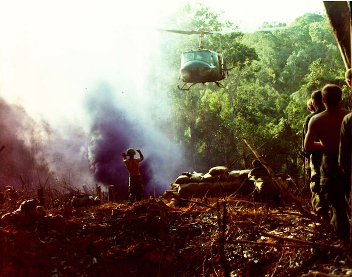 Het Amerikaanse leger in Vietnam. U.S. Army, Vietnam resupply (1967). Bron: Wikimedia Commons (Public Domain)