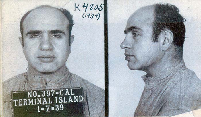 De ‘mugshots’ van misschien wel de beroemdste maffiabaas, Al Capone. U.S. Federal Prison officials, Al Capone at Terminal Island in California (1939). Bron: Wikimedia Commons (PD US)