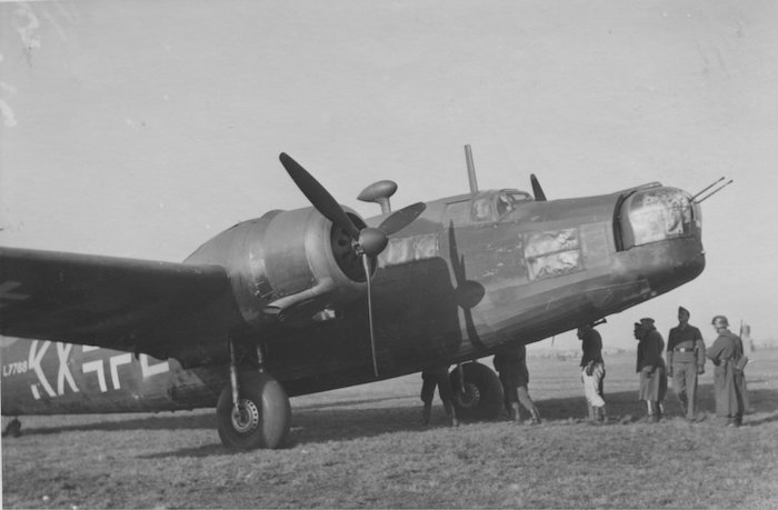 Onbekende fotograaf, De Vickers Wellington met het serienummer L7788 en rompcode KX-E van het Tsjechische 311 Squadron (1940). Bron: Collectie Nederlands Instituut voor Militaire Historie
