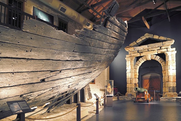Vunz, Deel van het achterschip van de Batavia in de Shipwreck Galleries in Fremantle (2014). Bron: Wikimedia Commons (CC BY-SA 4.0)