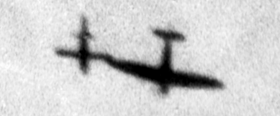 Een Supermarine Spitfire van de RAF gebruikt zijn vleugel om de V1 uit balans te brengen. Walton, Spitfire Tipping V-1 Flying Bomb (1944). Bron: Wikimedia Commons (PD UK) 