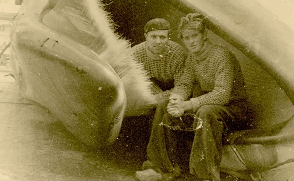Twee walvisvaarders in de bek van een walvis. De rechter vaarder heet Durk van der Veen. Onbekende fotograaf, Walvisvaarders. Bron: © De Traanjagers, Fries Scheepvaart Museum 