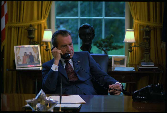 Nixon in de Oval Office op 23 juni 1972, enige dagen na de inbraak in het Watergate-complex. Bron: NARA